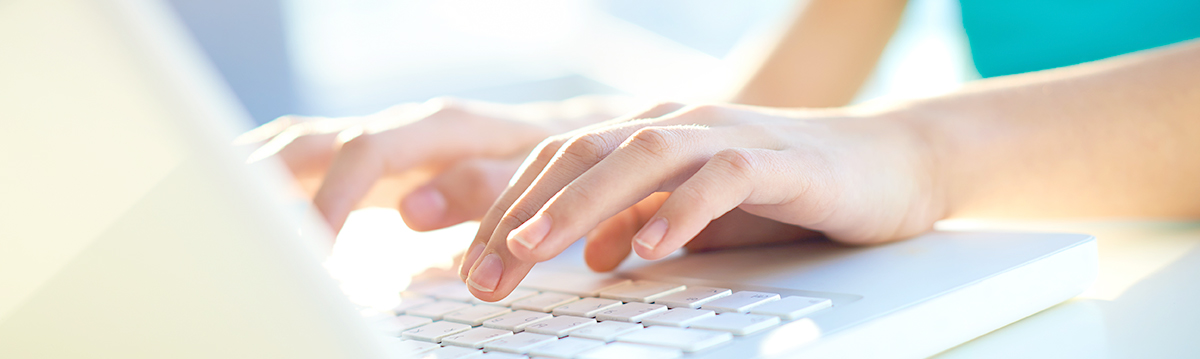 A women typing laptop