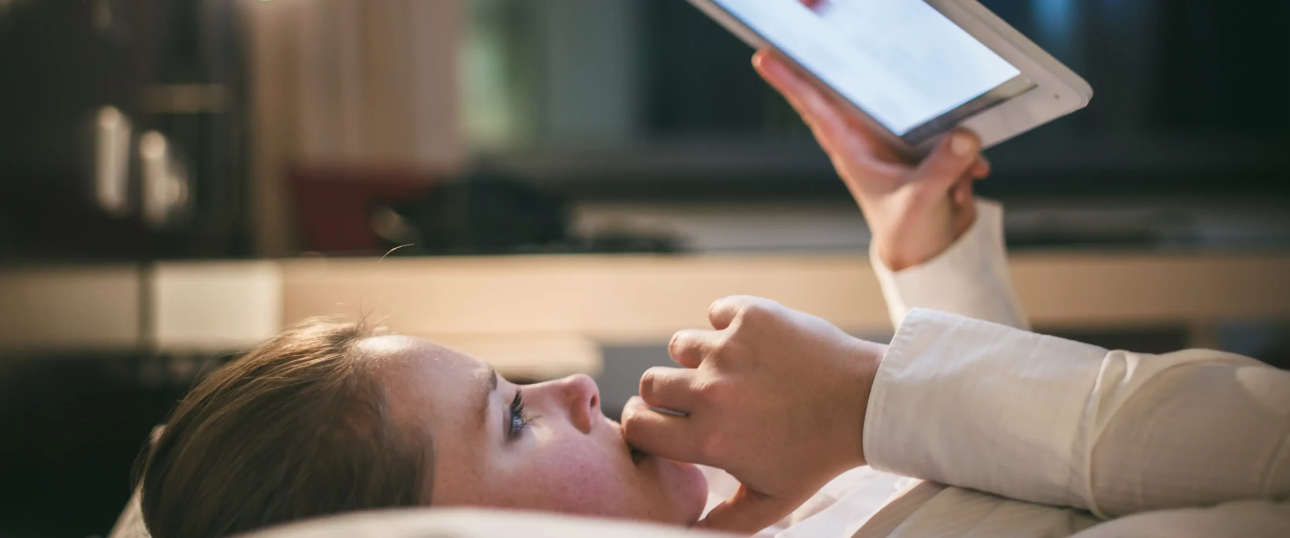 Business woman working with tablet tav