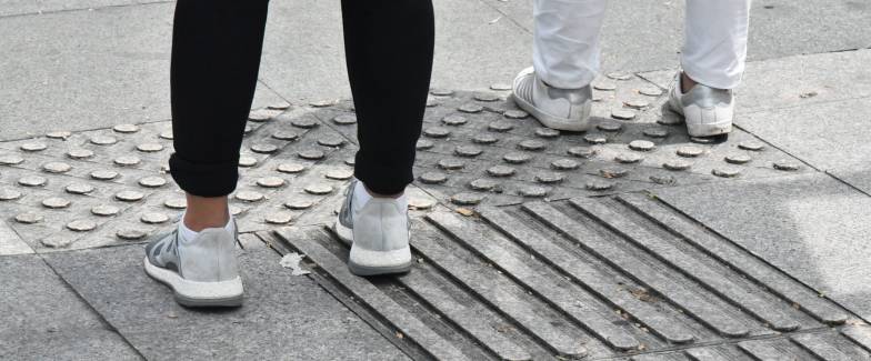 sidewalk-markings-for-blind
