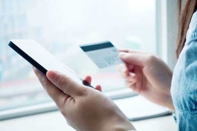Woman-shopping-online Woman-shopping-online