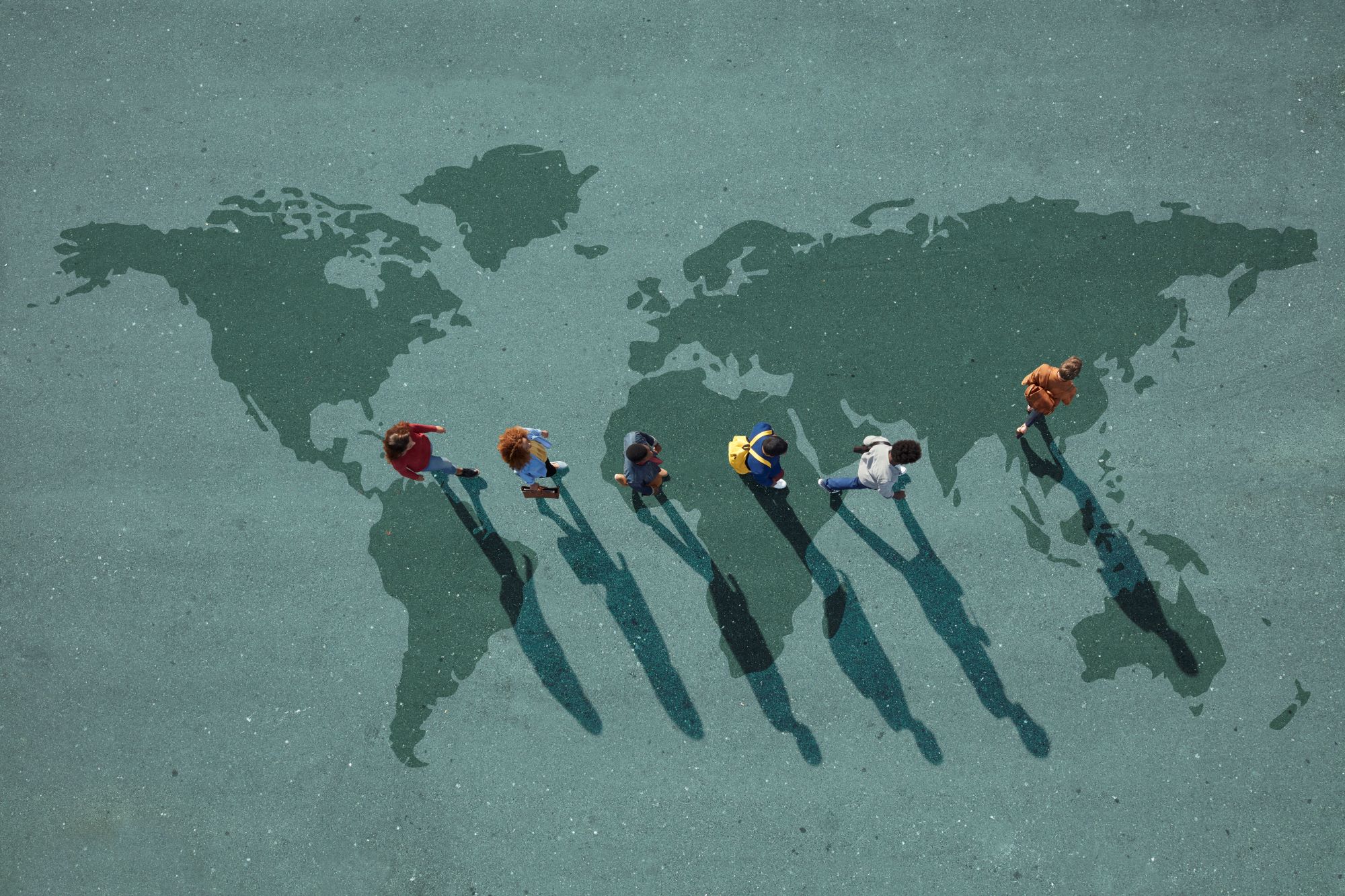 people-walking-in-line-across-world-mapa